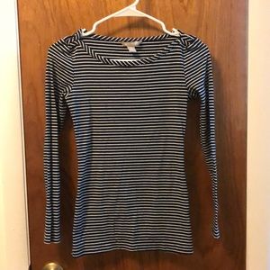 Black and white long-sleeve Banana Republic tee